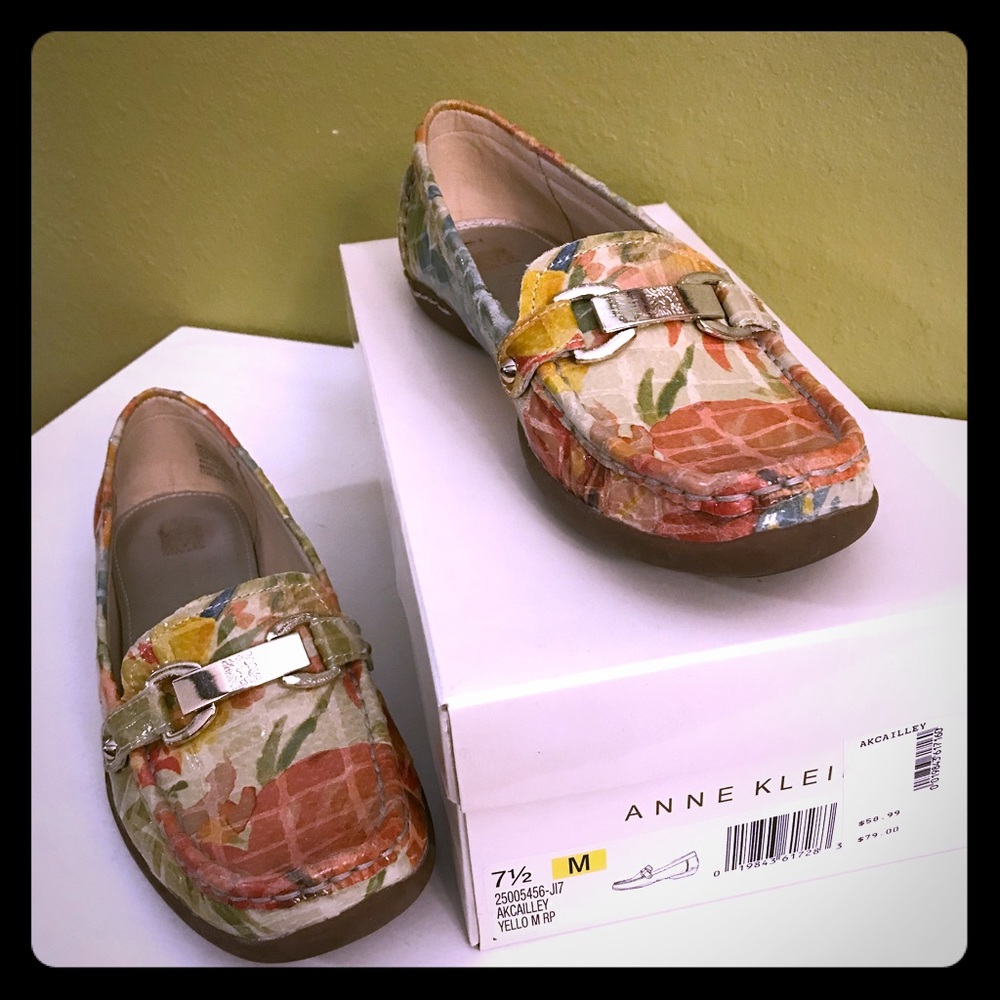 Anne Klein Floral Size 7.5